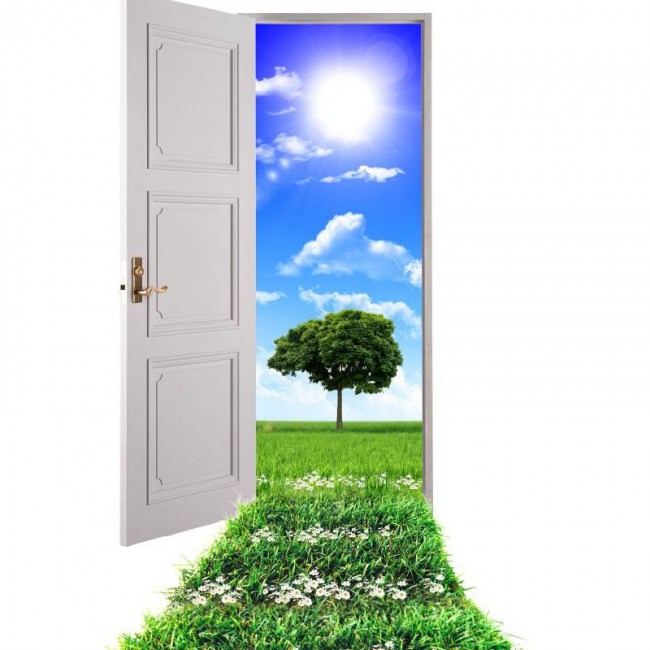 Нельзя здороваться через порог. Открытая дверь в пустоту. Металлическая дверь. Почему ведет двери. Почему ведет двери.